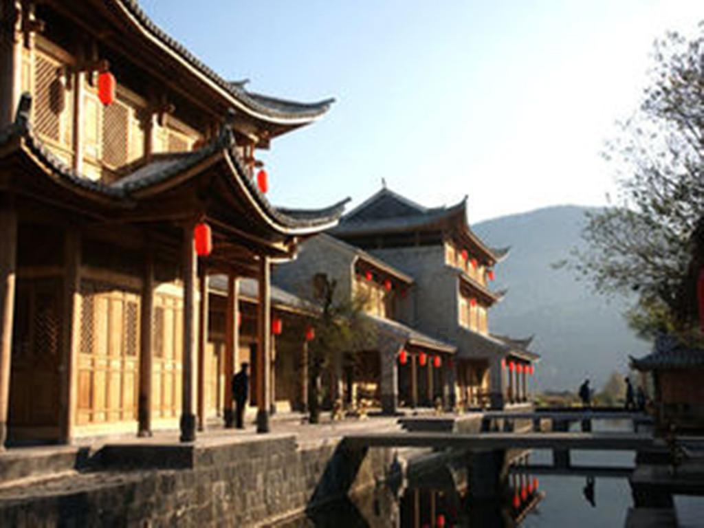 男子将车停垃圾站通道处隔天被倒满垃圾,怒斥环卫工太缺德,环卫站回应